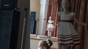 Настя поёт песню маленькие ножки
