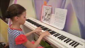 Анна Садакова играет на фортепьяно "Охота за бабочками" и вальс Майкопфа