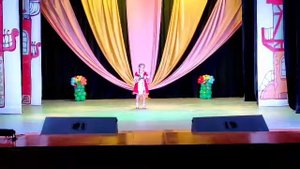 Танец "Балалаечка"(исполняет Анна Мельник, 7 лет)