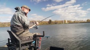 ПОЙМАЛ НА КИЛОГРАММ МОТЫЛЯ! Ловля на фидер с Андреем Думчевым.