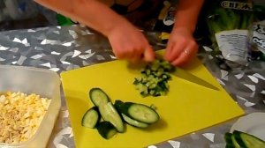 Салат с кальмарами; салат с кальмарами, свежим огурцом, горошком и яйцами
