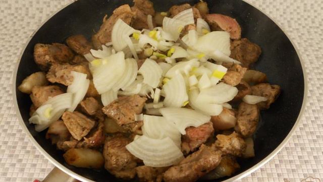Свинина тушеная в сметанном соусе с корицей