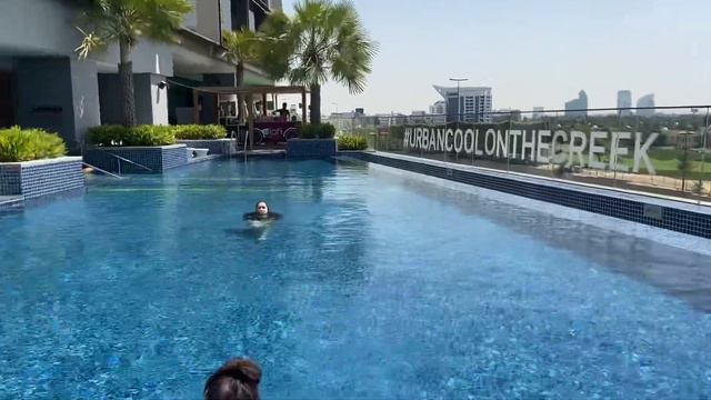 Aloft Hotel Deira, Dubai pool side смотреть онлайн