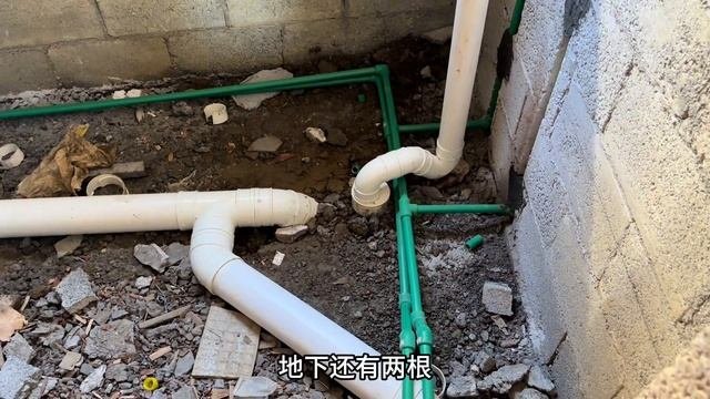 在農村裝修木房子，為何要趁天氣好？ 把木板搬到院壩去曬一遍【康居別院】