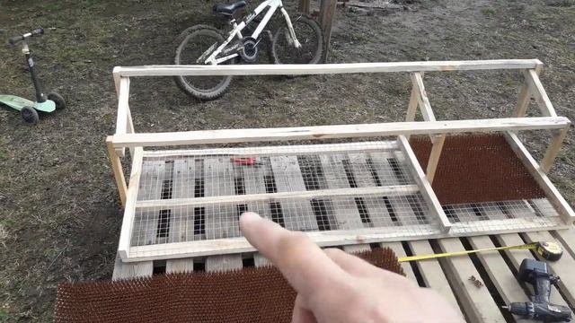 Как построить гнездо для кур с яйцесборником