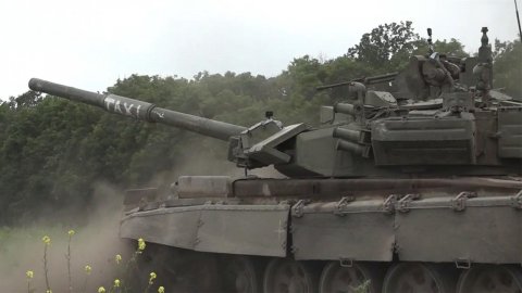 Российские экипажи танков Т-90 бьют по расположениям ВСУ
