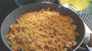 Макароны с куриным фаршем в сливочном соусе.