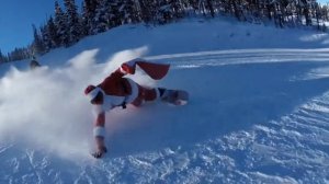 Компания Санта Клаусов катается на сноуборде