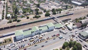 БЕРДЯНСК⚓. ЖД Вокзал с высоты🚁. Столичный поезд 🚃 Киев- Бердянск. Дорога к морю. 3 Пляж🏖️