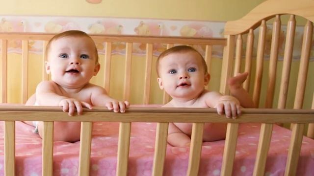 Где укладывать ребенка спать: в кроватке или с мамой
