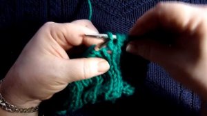 Лицевая петля из протяжки обычная и скрещенная. Незаметное прибавление лицевой петли.