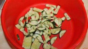 Салат из пекинской капусты с фетой и помидорами