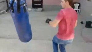 шок безобидный на вид малтчик избивает двух карликов