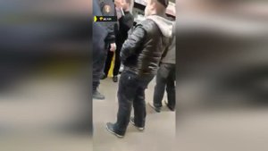 "Меня убивают, ребята": неадекватный мужчина устроил погром в новосибирском супермаркете