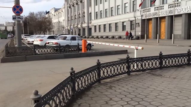 У здания Администрации г. Омска внезапно появился знак, запрещающий парковку.﻿ смотреть онлайн