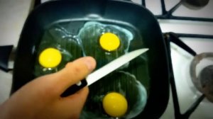 Как жарить яйца))просто и быстро))