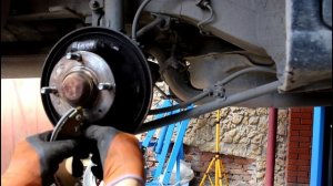 Замена задних тормозных колодок на Hyundai Elantra 2,0 Хендай Элантра 2002 года