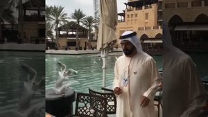 Его Высочество шейх Мухаммед бин Рашид Аль Мактум кормит чаек в Дубае