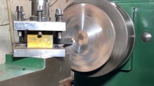 Обработка головку блока цилиндров на токарном станке