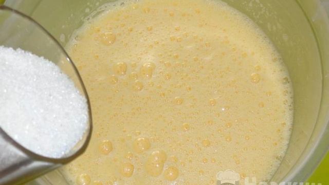 Ванильный бисквит на кипятке в мультиварке