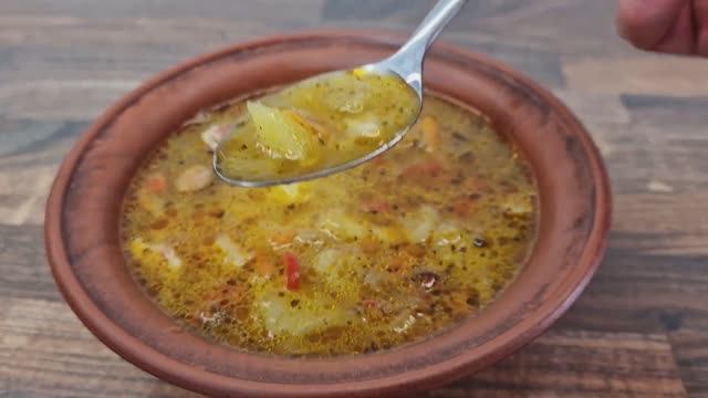ВКУСНЮЩИЙ СУП ОВОЩНОЙ с КВАШЕНОЙ КАПУСТОЙ и КОПЧЁНОСТЯМИ! смотреть онлайн