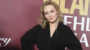 После полета в космос Юлию Пересильд незнакомый мужчина гнет ее во все стороны