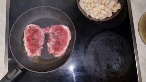 Рецепт свиной корейки с молодым картофелем / Как приготовить свиную корейку/Простой и быстрый рецеп