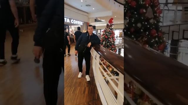 А так было в начале года в этом же торговом центре. смотреть онлайн