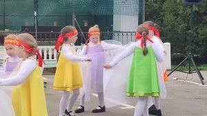 Детский сад "Лучик" на "Вербной ярмарке " с танцем : "Гляжу в озера синие"