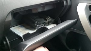 Плавное открытие бардачка поло седан