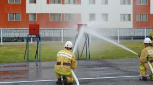 БЕГУТ КАК НА ПОЖАР / В Ямбурге определили лучшую добровольную объектовую пожарную дружину компании