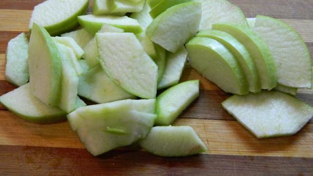 Пирог на кефире с яблоками, орехами и курагой