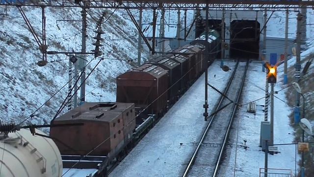 Электровоз ВЛ80с-2071 с грузовым поездом смотреть онлайн