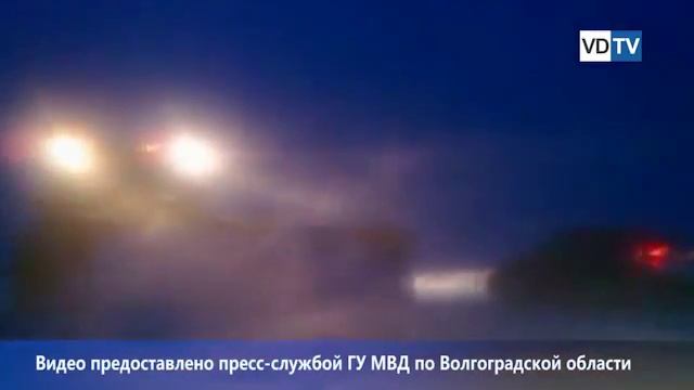 На трассе Волгоград Саратов грузовики образовали огромную пробку смотреть онлайн