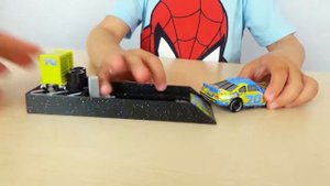 Распаковка Машинки героя Тачки CARS с пускателем Флойд Малвихил из Будинка Іграшок