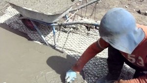 как  сделать  бетонную  дорожку  на даче  вырезанную  под декоративный  камень .