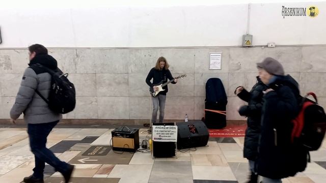 Соло на электрогитаре в вечернем метро (Andrew Den)