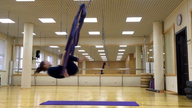 10 КУВЫРКОВ в ГАМАКЕ. ЙОГ в воздухе/ флай/ антигравити/ fly yoga. Перевороты. Трюки. Прыжки