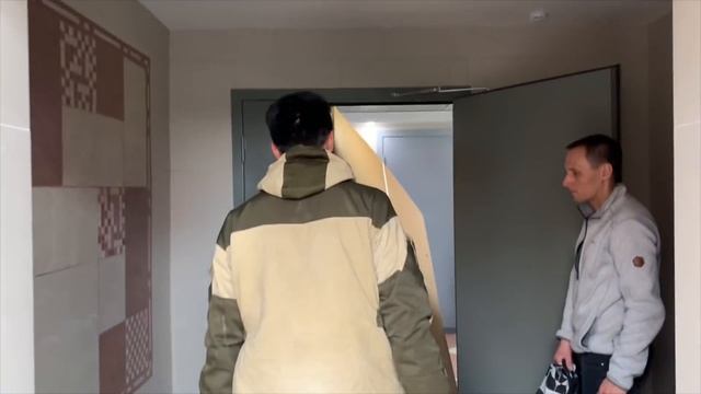 РЕМОНТ В НОВОЙ КВАРТИРЕ. УКЛАДКА ПЛИТКИ. ЗАМЕН ДВЕРИ. смотреть онлайн