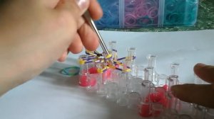 Как сделать из резинок ромашку урок 28