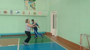 Упражнение с теннисным мячом  парами.mp4