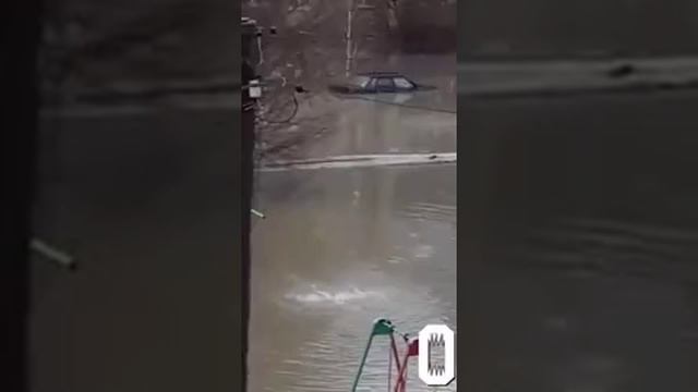 14 апреля. Наводнение в  Орске.  Автомобили  под  водой