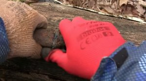 Достать штык-нож из ножен.