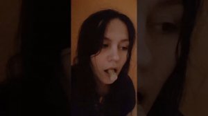 Упражнение на улучшение дикции. Попытка произнести китайскую скороговорку с пробкой во рту.