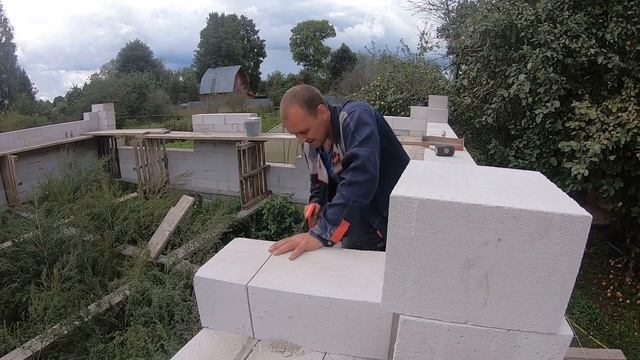 Дом из газобетона.Пришло вдохновение.За один день положил два ряда в одну каску. смотреть онлайн