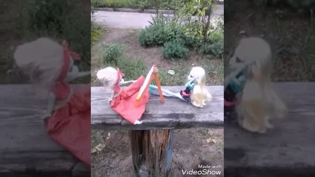 Летние идеи для фото с куклами Monster High( сори за вертикальность )