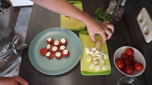 Классический итальянский салат КАПРЕЗЕ с МОЦАРЕЛЛОЙ и ароматным БАЗИЛИКОМ.