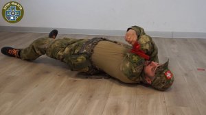 Как наложить жгут себе на плечо лёжа в красной зоне. Тактическая медицина.
