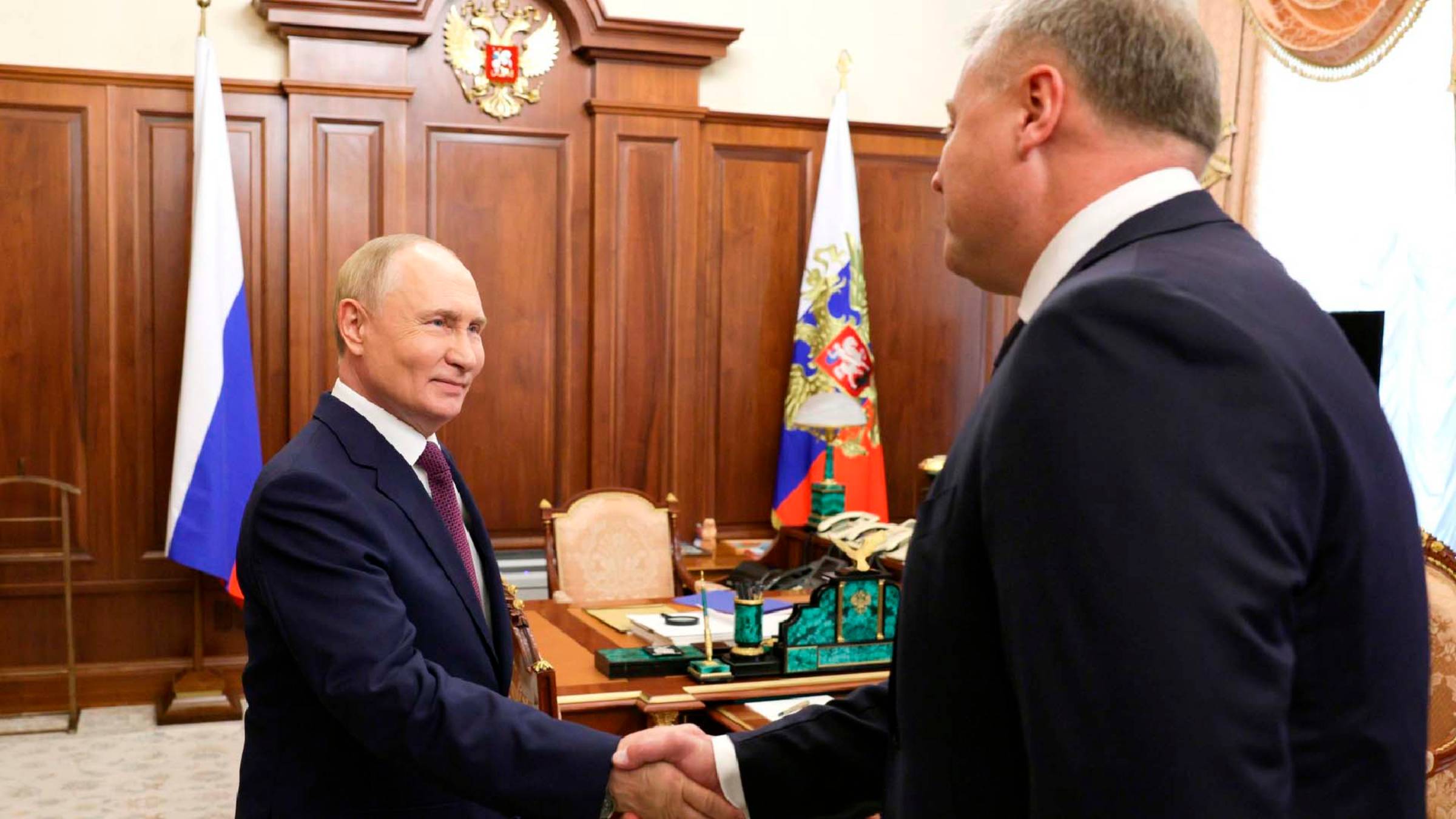 Путин обсудил с губернатором Астраханской области развитие региона