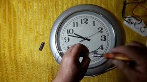 Настенные часы делаем от сети без паяльника